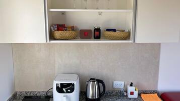 Stovetop, cookware/dishes/utensils