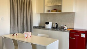 Mini-fridge, cookware/dishes/utensils - Campos de Artaza (Belen)