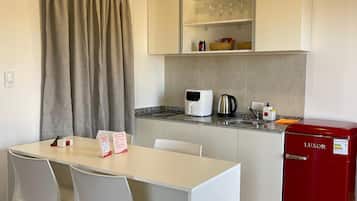 Stovetop, cookware/dishes/utensils