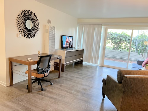 Santa Monica Bliss Cozy 1BR Apartment w/ Resort Vibes