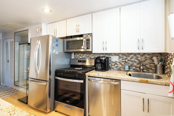 Een koelkast, een microgolfoven, een oven, een kookplaat