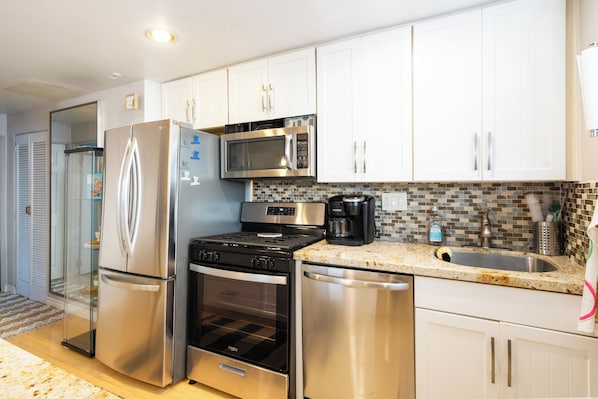 Refrigerador, microondas, horno, placa de cocina
