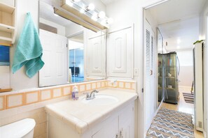 Secador de pelo, toallas, jabón y champú