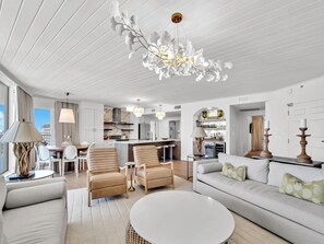 TV - St Maarten 1008, beachfront, sleeps 9, resort access (Destin)