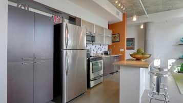 Condo, 1 Bedroom, City View | Private kitchen | Fridge, microwave, oven, stovetop