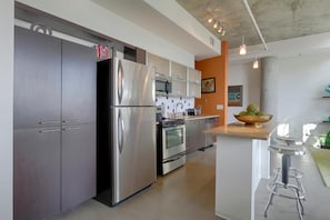 Condo, 1 quarto, vista para a cidade | Cozinha privada | Geladeira, micro-ondas, fogão, cooktop
