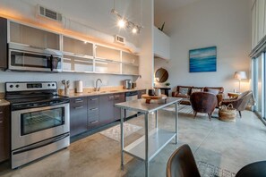 公寓式客房, 2 间卧室, 城市景观 | 私人厨房 | 冰箱、微波炉、烤箱、炉灶