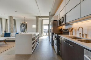 Condo, 2 Bedrooms, City View | Private kitchen | Fridge, microwave, oven, stovetop - 2115 Yeaman Place (Nashville)