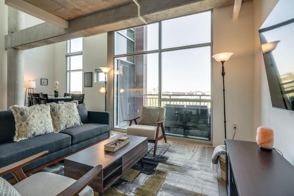 Condo, 1 quarto, vista para a cidade | Área de estar