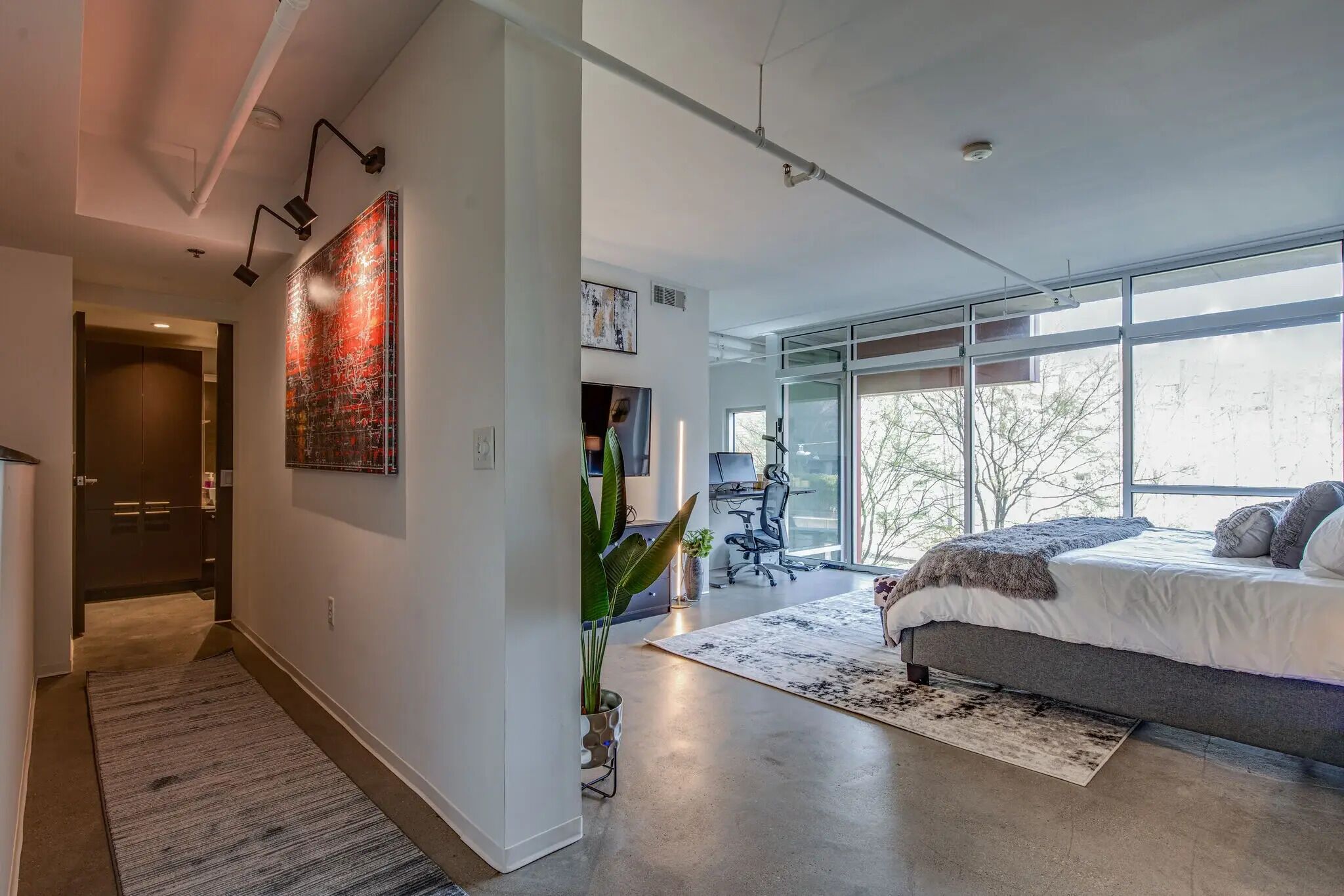 Khu vực làm việc phù hợp cho laptop, bàn ủi/dụng cụ ủi quần áo 