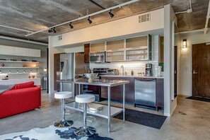 Private kitchen | Fridge, microwave, oven, stovetop