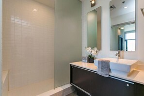 Apartment, 1 Schlafzimmer, Stadtblick | Badezimmer | Badewanne und Dusche (separat), Haartrockner, Handtücher, Seife