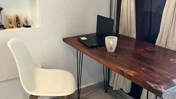 Standard-Studio, Balkon, Poolblick | Wohnbereich