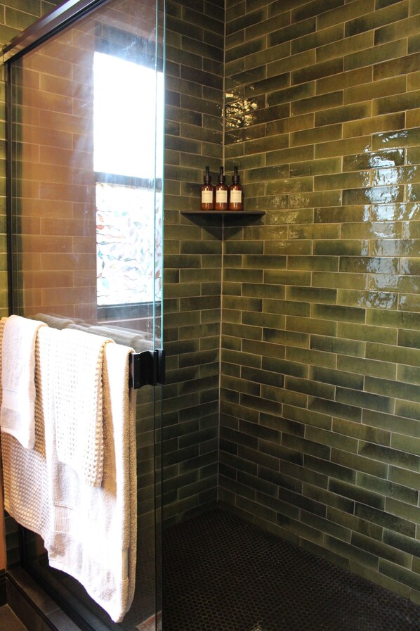 Hair dryer, towels, soap, shampoo - Hickory House - South Park near UD Campus, Miami Valley Hospital, & Downtown (Dayton)