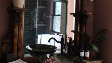 Hiustenkuivaaja, pyyhkeet, saippua, sampoo