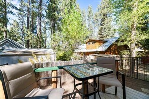 Outdoor dining - Cozy Moonridge Cabin - Couples, Walk to Shops, Fenced Yard, BBQ, Fire Pit (Big Bear Lake)