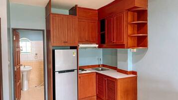 Deluxe Double Room, City View | Private kitchen
