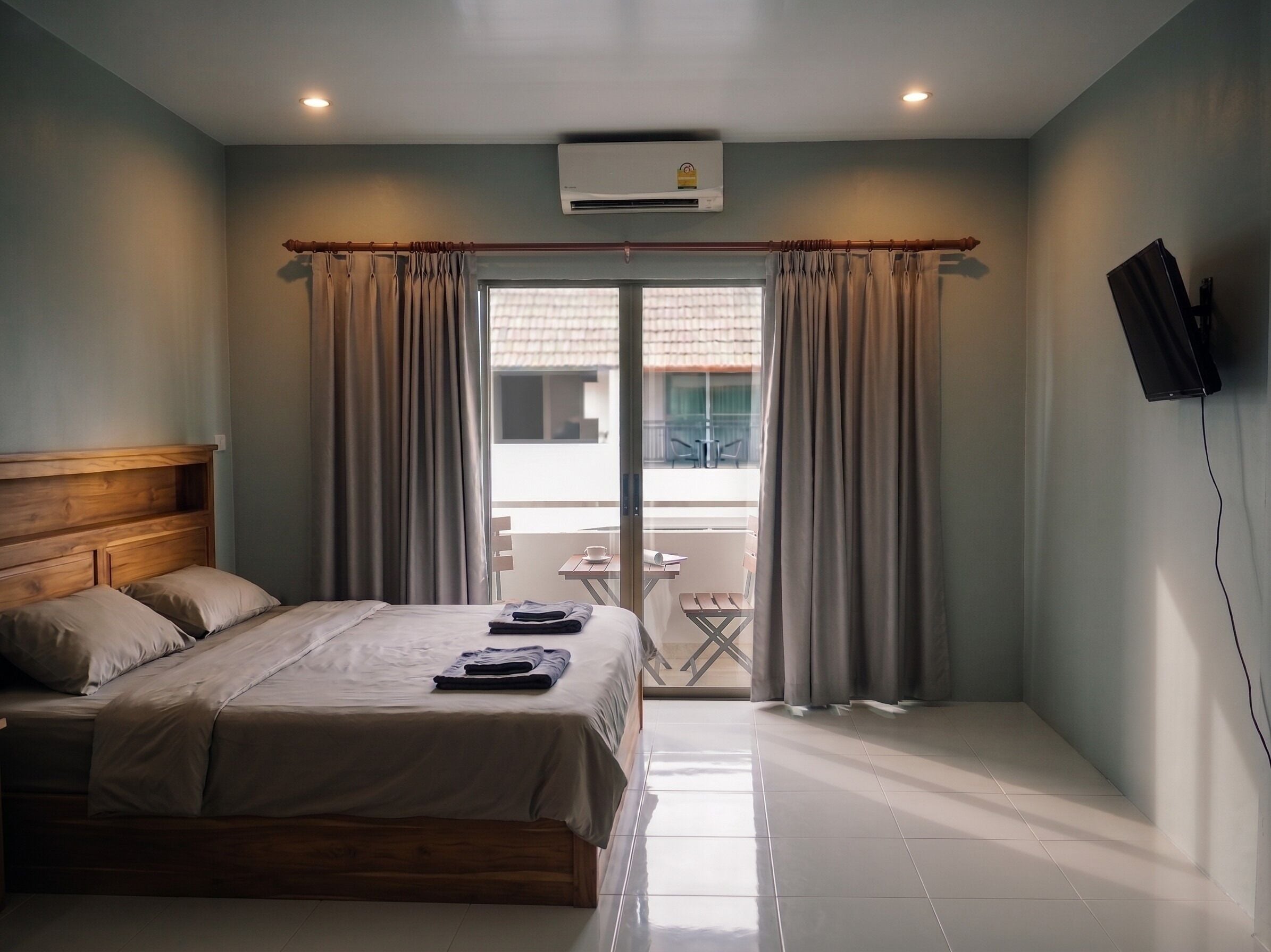 Free WiFi, bed sheets