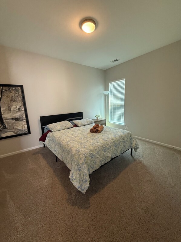 4 عدّة غرف نوم ومكواة/لوح كي وخدمة الإنترنت