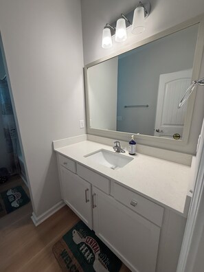 تجهيزات دش، مناشف، صابون، ورق حمّام