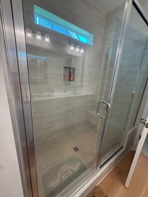 Dusche, Handtücher, Seife, Toilettenpapier