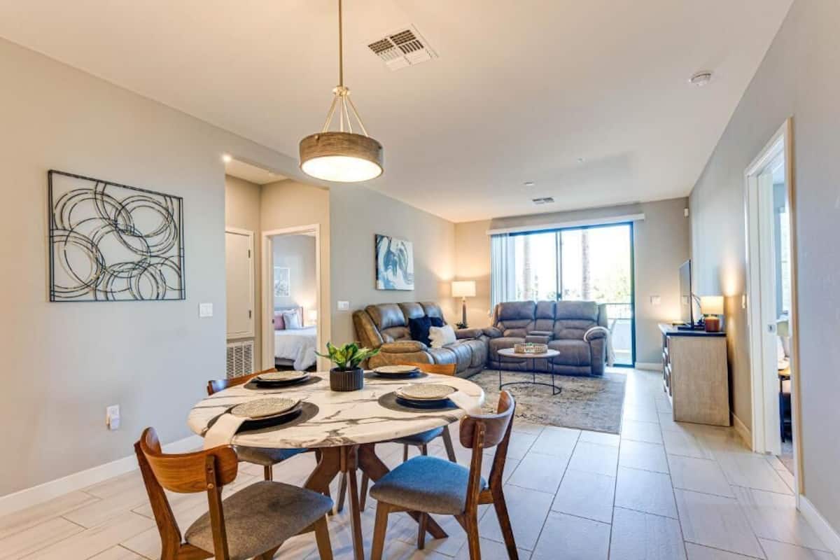 Condo Cao cấp, 2 phòng ngủ, ban công, quang cảnh hồ bơi | Khu phòng khách