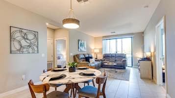 Luxury Condo, 2 Bedrooms, Balcony, Pool View | Living area
