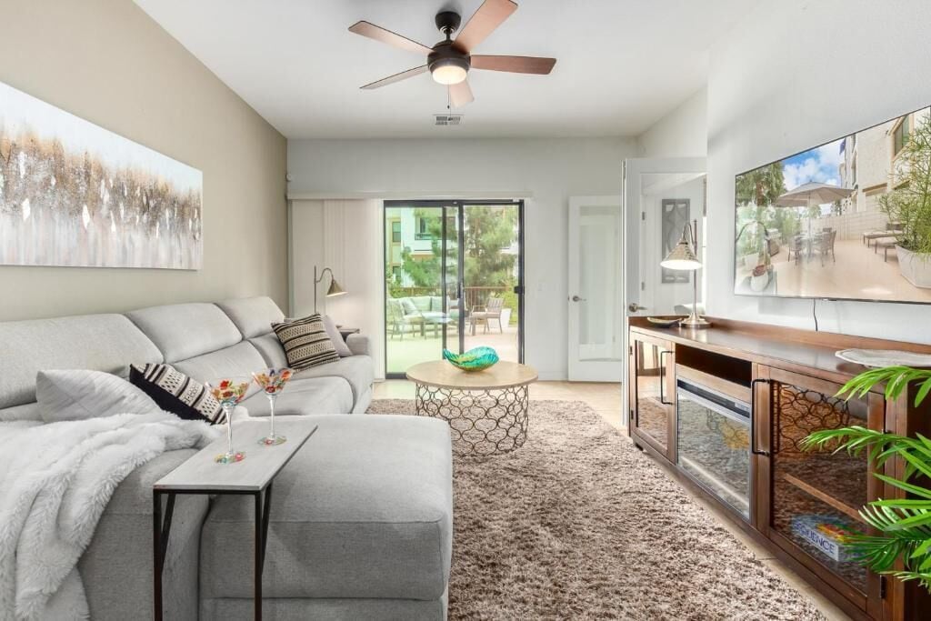 Luxury Condo, 1 Bedroom, Balcony, Pool View | Living area