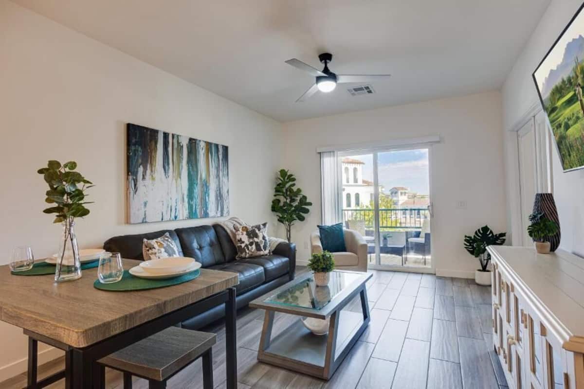 Luxury Condo, 1 Bedroom, Balcony, Courtyard View | Living area