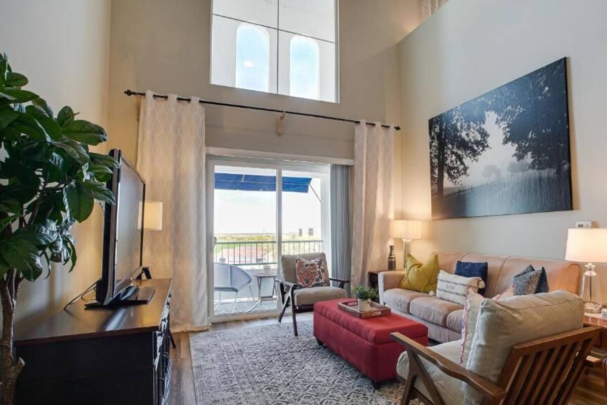 Luxury Condo, 3 Bedrooms, Balcony, Pool View | Living area