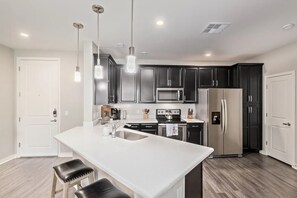 Luxury Condo, 2 Bedrooms, Balcony, Pool View | Private kitchen