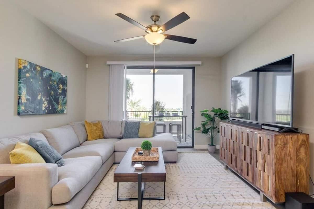 Condo Cao cấp, 2 phòng ngủ, ban công, quang cảnh hồ bơi | Khu phòng khách