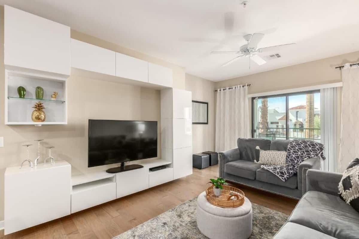 Condo Cao cấp, 1 phòng ngủ, ban công, quang cảnh hồ bơi | Khu phòng khách