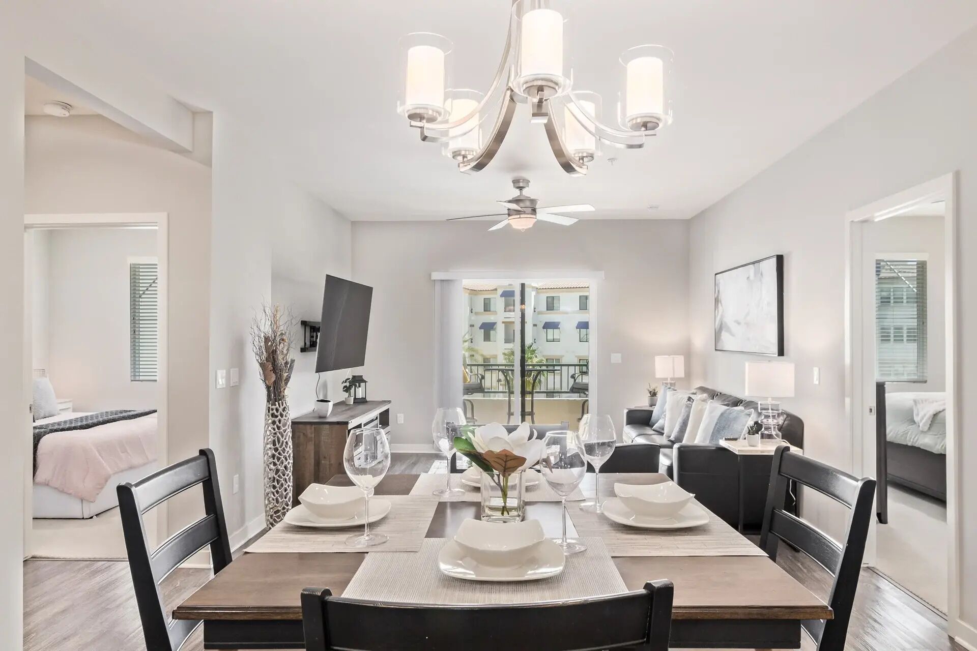 Luxury Condo, 2 Bedrooms, Balcony, Pool View | In-room dining