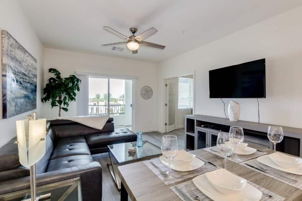 Luxury Condo, 1 Bedroom, Balcony, Pool View | Living area
