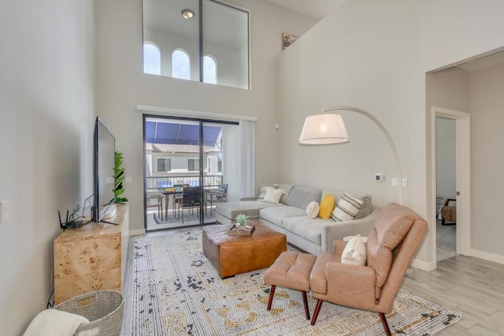 Luxury Condo, 3 Bedrooms, Balcony, Pool View | Living area