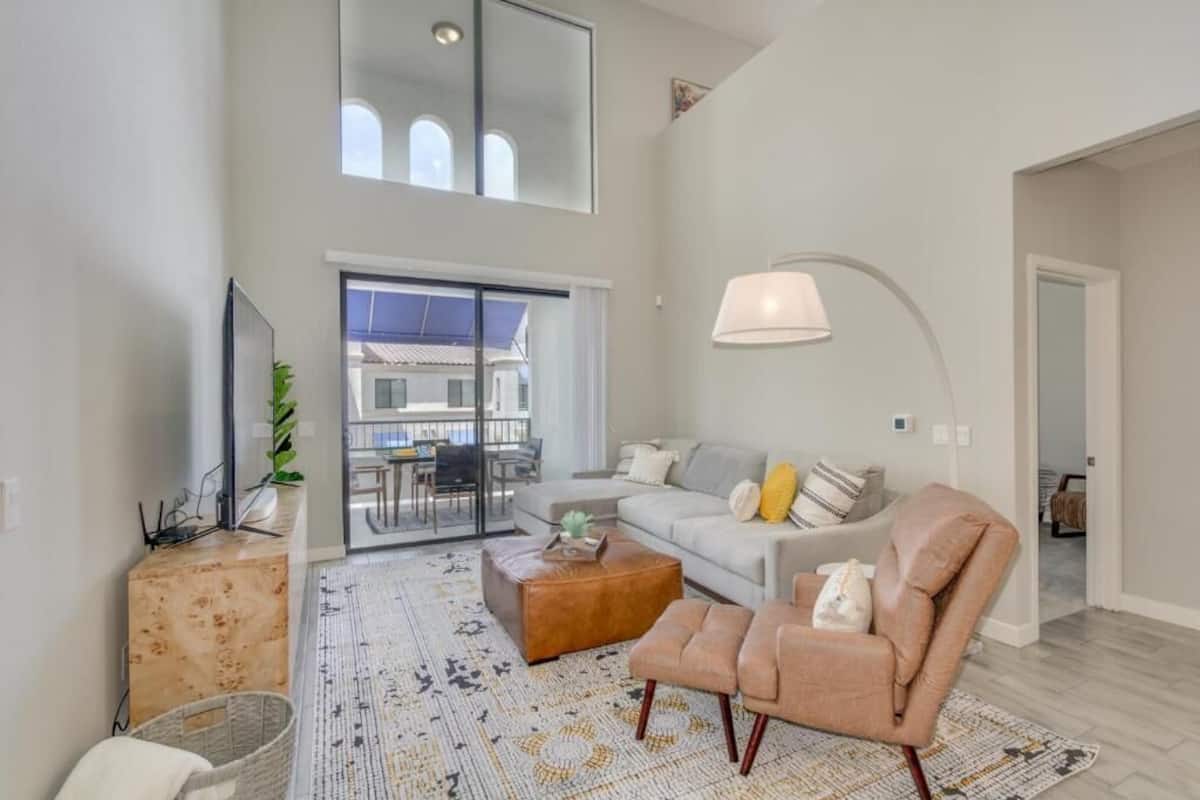 Condo Cao cấp, 3 phòng ngủ, ban công, quang cảnh hồ bơi | Khu phòng khách