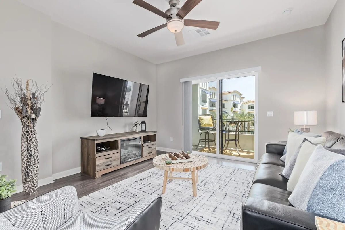 Luxury Condo, 2 Bedrooms, Balcony, Pool View | Living area