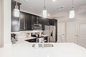 Condo Cao cấp, 2 phòng ngủ, ban công, quang cảnh hồ bơi | Bếp riêng | Tủ lạnh, lò vi sóng, lò nướng, bếp nấu 