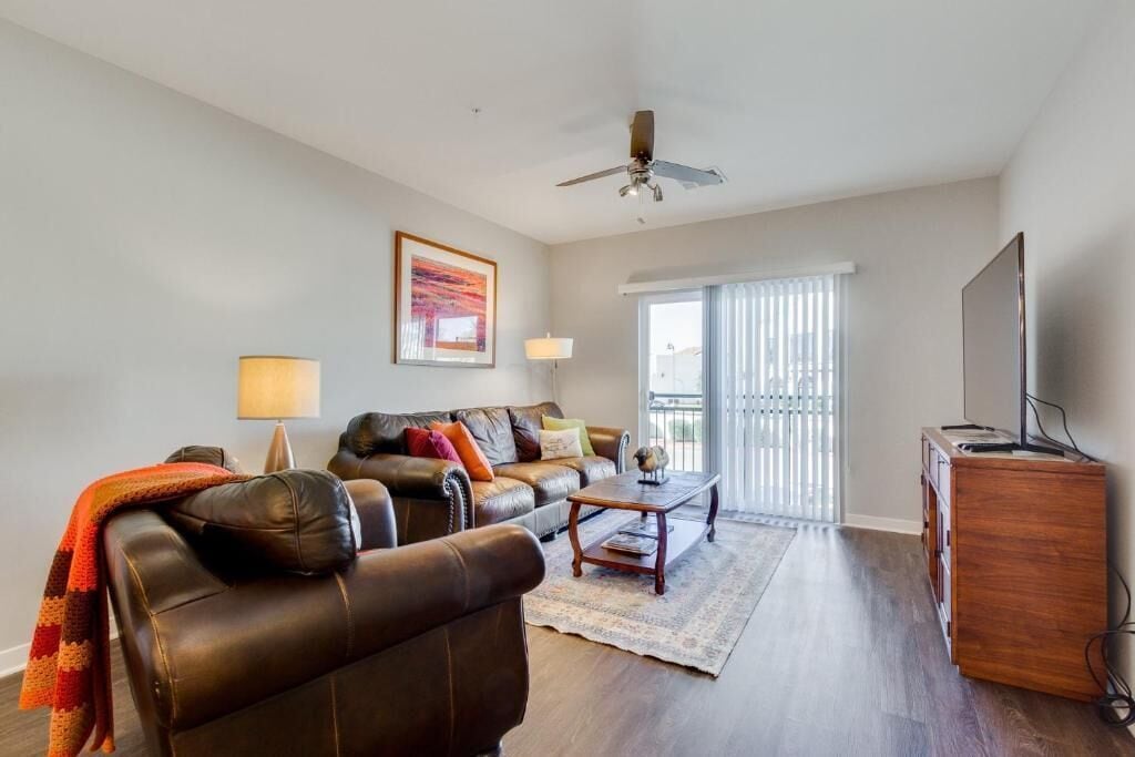 Luxury Condo, 2 Bedrooms, Balcony, Pool View | Living area