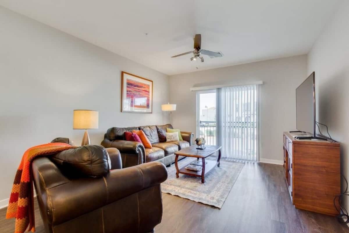 Condo Cao cấp, 2 phòng ngủ, ban công, quang cảnh hồ bơi | Khu phòng khách