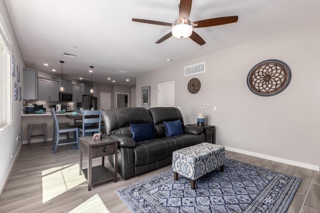 Luxury Condo, 1 Bedroom, Balcony, Pool View | Living area