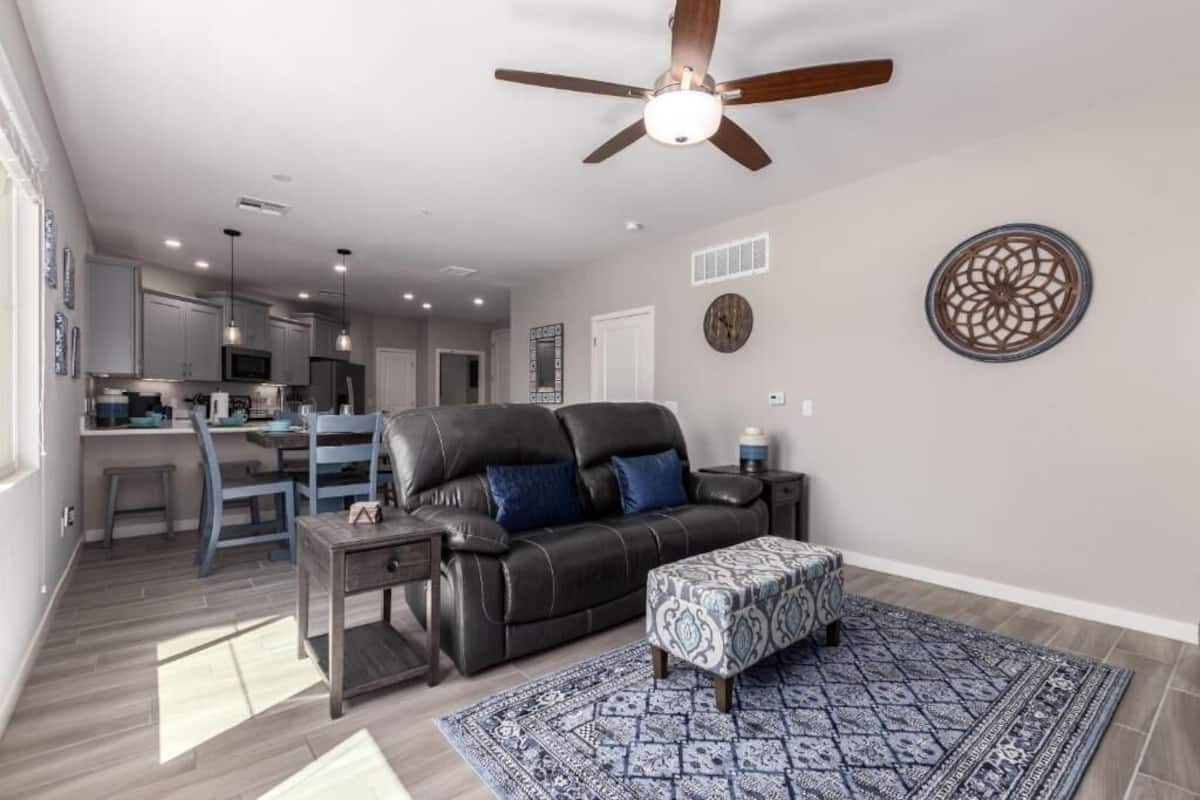 Condo Cao cấp, 1 phòng ngủ, ban công, quang cảnh hồ bơi | Khu phòng khách