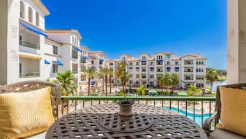 ラグジュアリー コンドミニアム 2 ベッドルーム バルコニー プールビュー | テラス / パティオ