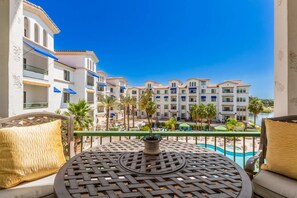 Luxury-Apartment, 2 Schlafzimmer, Balkon, Poolblick | Terrasse/Patio