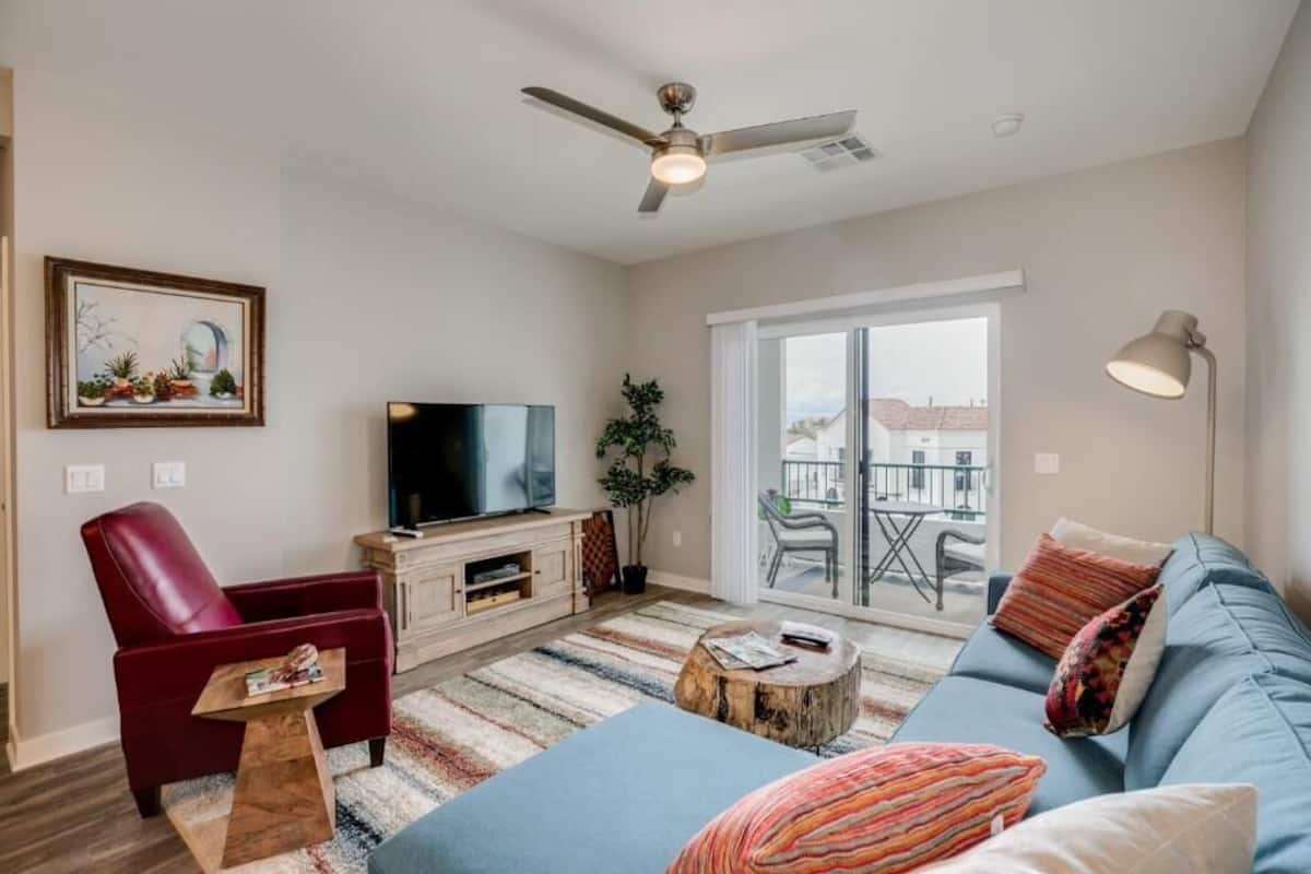 Condo Cao cấp, 2 phòng ngủ, ban công, quang cảnh hồ bơi | Khu phòng khách