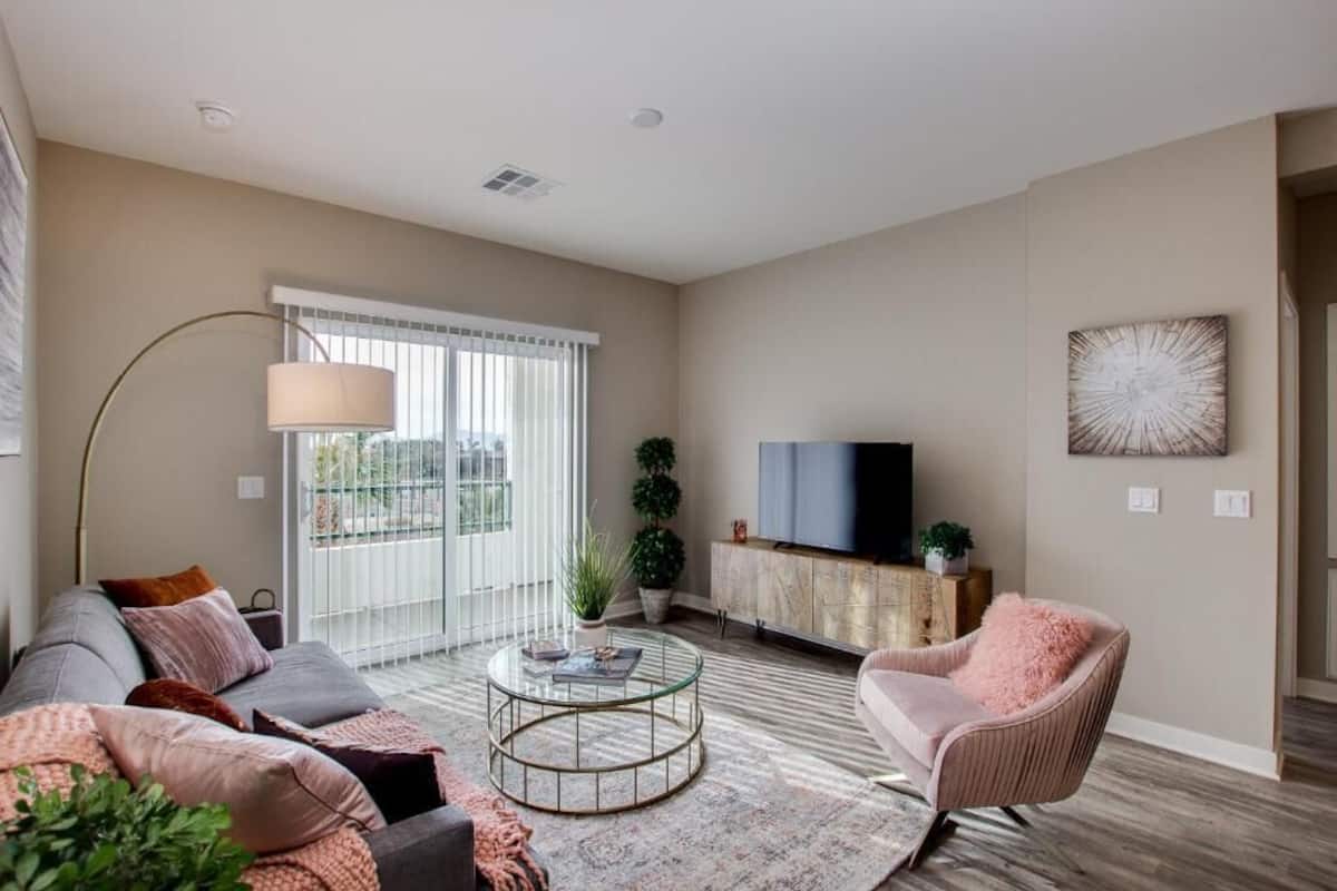 Condo Cao cấp, 2 phòng ngủ, ban công, quang cảnh hồ bơi | Khu phòng khách