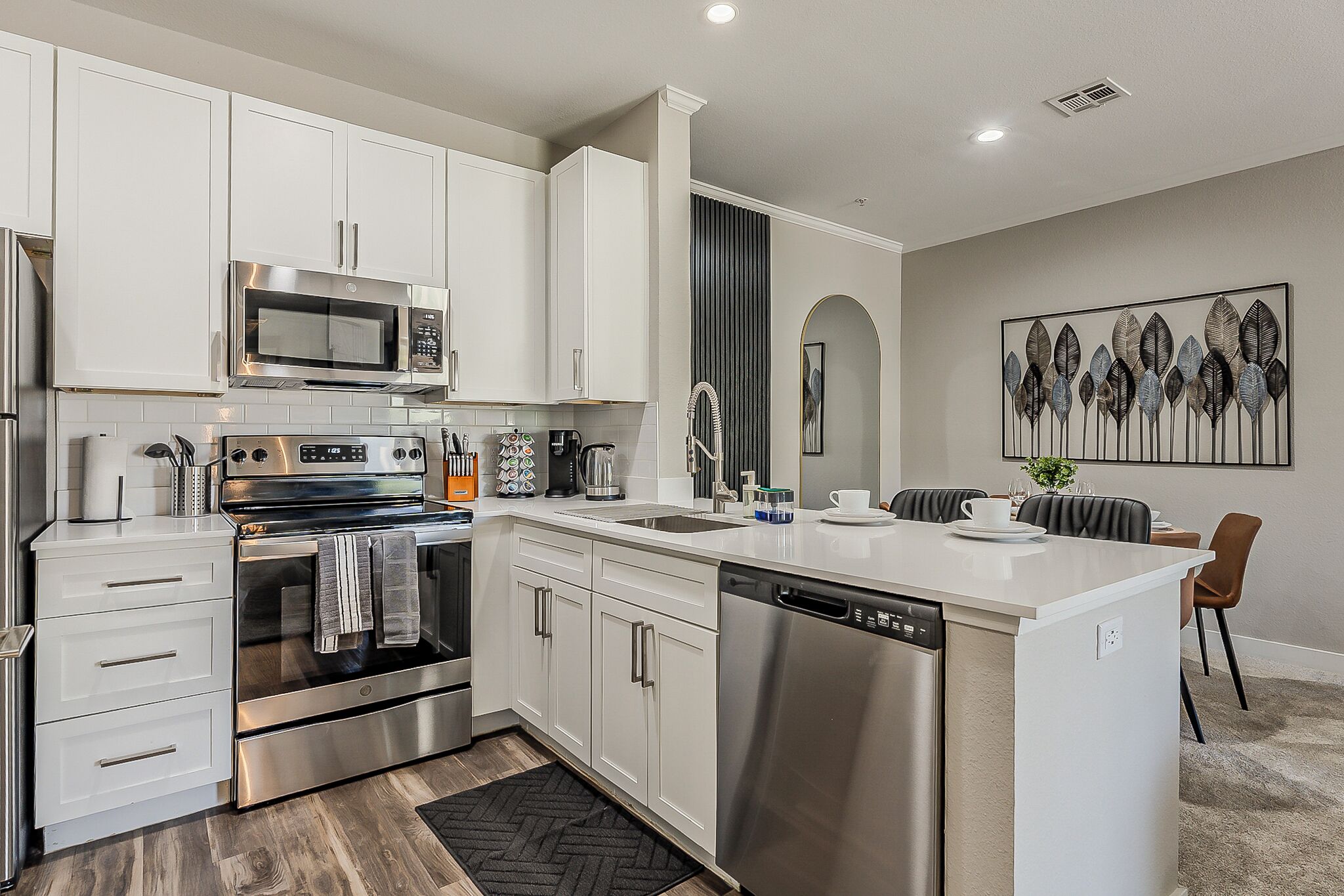 Réfrigérateur, micro-ondes, four, plaque de cuisson