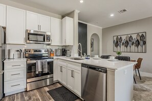 Réfrigérateur, four à micro-ondes, un four, surface de cuisson