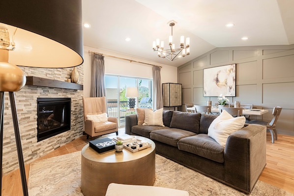 TV, fireplace